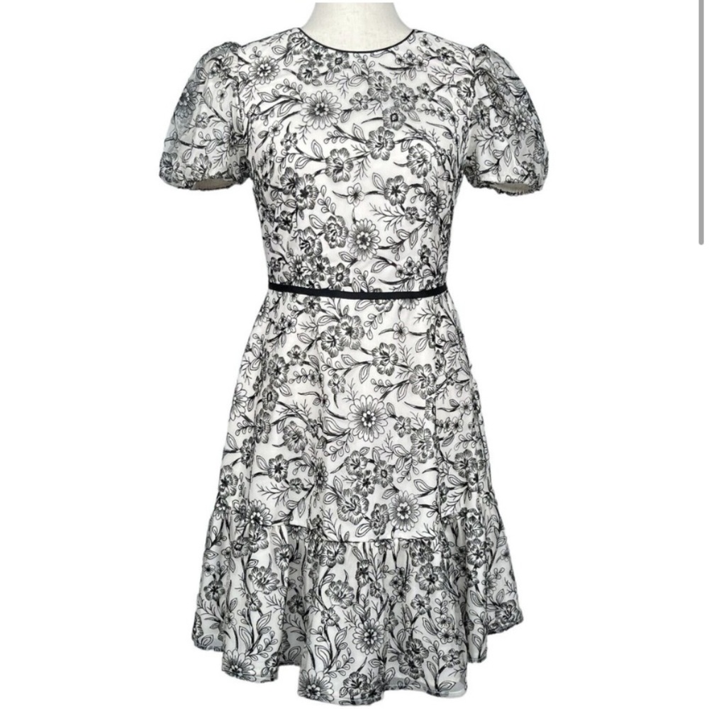 Gal Meets Glam Viola Dress Women Size 4 White Black Floral Embroidered Lace